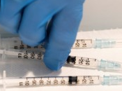 Vacunas: expertos opinan sobre hacer persona tuvo covid-19