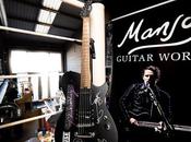 Muse subastan guitarra para ayudar técnicos conciertos