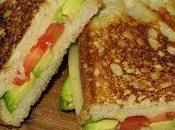 Sándwich tres quesos tomate aguacate