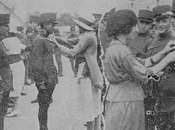 1921:Señoritas santanderinas prendiendo medallas escapularios pecho veteranos Batallón Valencia