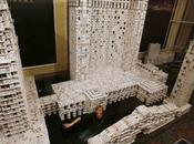 escultura hecha cartas grande mundo