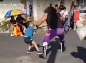(Video) Luchador azota niño años contra pavimento