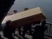 Mcgyver escapando enemigos Lancha-ataúd