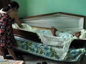 extraña moda dormir siesta ataúdes