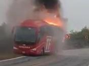 (Video) incendia autobús sobre carretera Valles- Mante