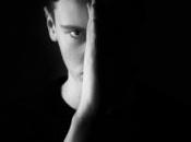 hombre cabellos negros