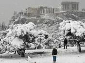 Atenas: nieve colapsa ciudad solo permanecen abiertos supermercados, gasolineras farmacias