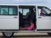 Tres niños acontramarcha furgoneta Volkswagen Multivan