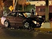 Automovilista impacta contra poste avenida Salvador Nava