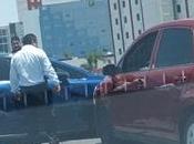 (video) Hombres armados amagan automovilista detienen tráfico