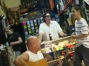 chaval entró tienda guitarras puso cantar