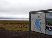 Extraños montículos piedra cerca lago Pingvallavatn Islandia