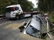 Insólito: imaginas caer estos baches gigantes? (Fotos)