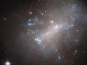 Hubble captura galaxia irregular ondulante