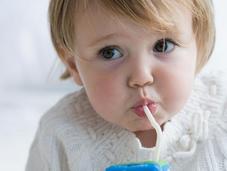 bebés deben tomar agua hasta seis meses edad