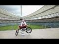 Brian Capper cruzó moto arco estadio Sudáfrica