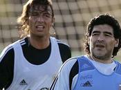 ¡Maradona, atacado propio perro!