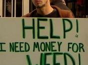 hombre gana 3.000 euros sostener pancarta pide dinero para marihuana.