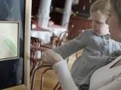 Estudiante arte coloca cuadro propio museo Polonia