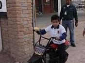 México: multan niño retiran moto juguete.