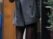 chaqueta gris Miranda Kerr
