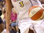 baloncestista Taurasi juega; exhibe.