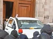 Normalistas derriban puertas Palacio Nacional camioneta