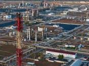 Ucrania bombardea refinerías petróleo rusas cuando Rusia necesita dinero