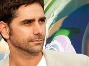 John Stamos escapa