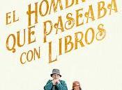 hombre paseaba libros