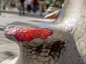 Bancos paseo Gràcia Barcelona restaurados parches grafiti artista urbano