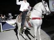 José Julián impresiona caballos arriba escenarios