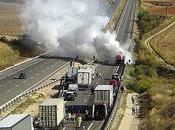 Extinguido incendio declarado camión portaba vehículos Cervera Llano (Cuenca)