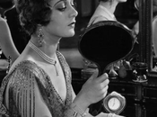 Vanidad: espejo siempre devuelve imagen sedienta aprobación.