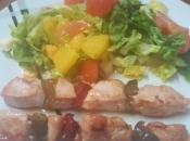 Brochetas pollo ensalada