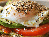 Tostadas Integrales Aguacate, Huevo Pochado Sésamo Tostado
