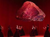 Dique, nova galega danza bajo dirección escena dramaturgia marta pazos: cuerpo emerge piedra