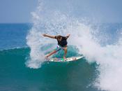 Julian Wilson surfea contra cáncer