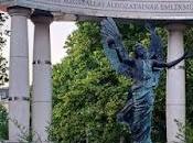 monumento para manipular historia