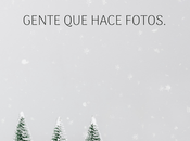 Gente hace fotos Navidad.