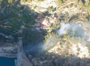 Bomberos trabajan para sofocar incendio forestal zona embalse Guadalest