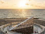 Arquitectura futurista frente mar: