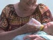 mano sostiene biberón...